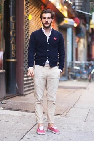 Come indossare e abbinare scarpe rosa: Potresti indossare un cardigan blu scuro e chino beige per un look trendy e alla mano. Scegli uno stile casual per le calzature con un paio di sneakers basse fucsia.