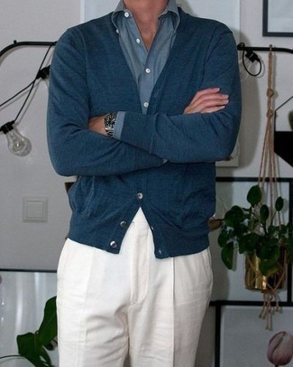 Come indossare e abbinare pantaloni eleganti di lino per un uomo di 30 anni quando fa caldo: Coniuga un cardigan blu scuro con pantaloni eleganti di lino per un look elegante e di classe.