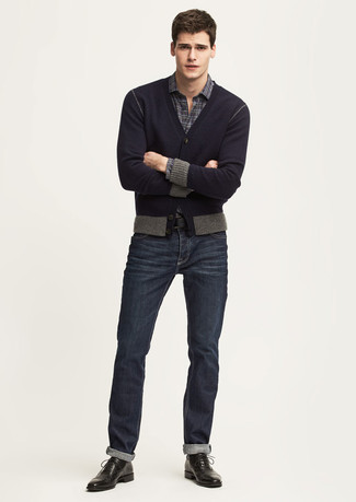 Quale scarpe oxford indossare con un cardigan blu scuro per un uomo di 30 anni: Prova a combinare un cardigan blu scuro con jeans blu scuro per un look trendy e alla mano. Indossa un paio di scarpe oxford per dare un tocco classico al completo.