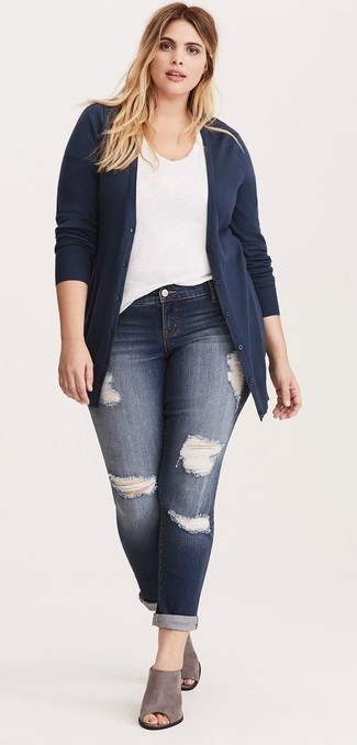 Quale jeans indossare con sabot grigi in modo casual: Potresti abbinare un cardigan blu scuro con jeans per un semplice tocco di eleganza. Sfodera il gusto per le calzature di lusso e prova con un paio di sabot grigi.