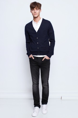 Look alla moda per uomo: Cardigan blu scuro, Polo bianco, Jeans neri, Sneakers basse in pelle bianche