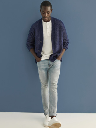 Come indossare e abbinare un cardigan blu scuro: Indossa un cardigan blu scuro e jeans azzurri per vestirti casual. Opta per un paio di sneakers basse in pelle bianche per avere un aspetto più rilassato.
