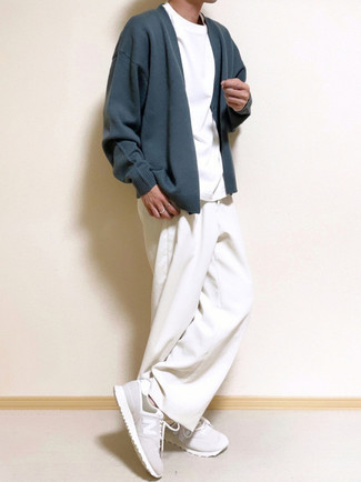Look alla moda per uomo: Cardigan blu scuro, T-shirt girocollo bianca, Chino bianchi, Scarpe sportive bianche