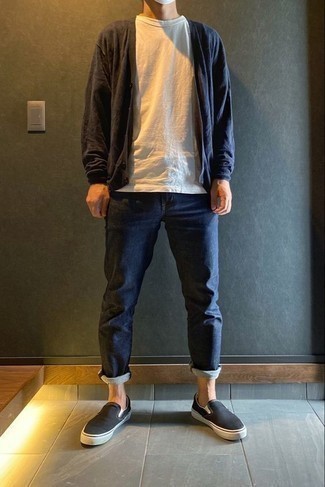 Quale cardigan indossare con jeans blu scuro per un uomo di 30 anni: Abbina un cardigan con jeans blu scuro per vestirti casual. Sneakers senza lacci di tela nere sono una buona scelta per completare il look.