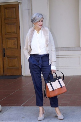 Moda donna anni 60: Mostra il tuo stile in un cardigan grigio con pantaloni stretti in fondo a righe verticali blu scuro per essere trendy e seducente. Completa questo look con un paio di décolleté in pelle scamosciata grigi.