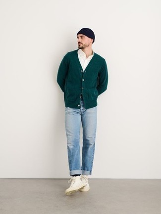 Look alla moda per uomo: Cardigan verde scuro, Camicia a maniche corte bianca, Jeans azzurri, Sneakers alte di tela bianche