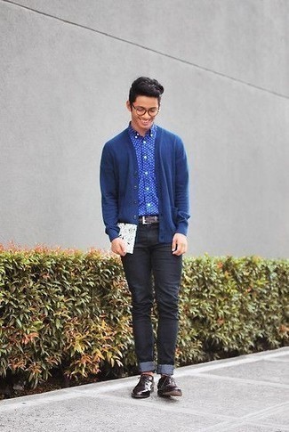 Quale jeans indossare con una camicia a maniche corte blu per un uomo di 20 anni: Combina una camicia a maniche corte blu con jeans per un look raffinato per il tempo libero. Opta per un paio di scarpe derby in pelle bordeaux per dare un tocco classico al completo.