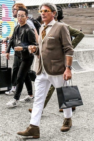 Come indossare e abbinare stivali marrone scuro per un uomo di 50 anni: Potresti indossare un cardigan marrone e pantaloni eleganti bianchi come un vero gentiluomo. Aggiungi un tocco fantasioso indossando un paio di stivali marrone scuro.