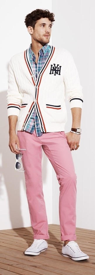 Come indossare e abbinare chino rosa quando fa caldo: Potresti indossare un cardigan lavorato a maglia bianco e chino rosa per un look semplice, da indossare ogni giorno. Per distinguerti dagli altri, calza un paio di sneakers basse bianche.