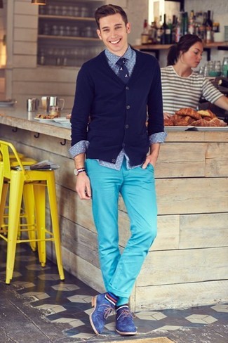 Come indossare e abbinare scarpe derby blu per un uomo di 30 anni in modo smart-casual: Indossa un cardigan blu scuro e chino acqua per un look semplice, da indossare ogni giorno. Scegli uno stile classico per le calzature e mettiti un paio di scarpe derby blu.