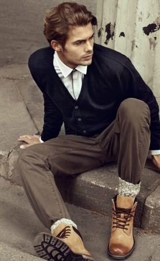 Look alla moda per uomo: Cardigan nero, Camicia a maniche lunghe bianca, Chino marroni, Stivali casual in pelle marrone chiaro