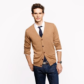 Come indossare e abbinare un cardigan marrone chiaro con jeans blu scuro in modo smart-casual: Combina un cardigan marrone chiaro con jeans blu scuro per vestirti casual.