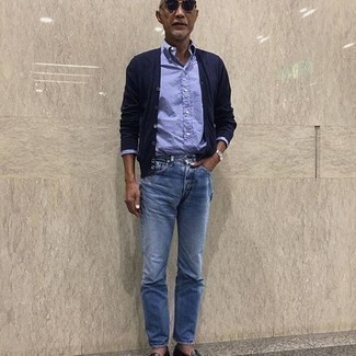 Quale cardigan indossare con mocassini eleganti neri per un uomo di 50 anni quando fa caldo in modo smart-casual: Scegli un cardigan e jeans blu per un look spensierato e alla moda. Per le calzature, scegli lo stile classico con un paio di mocassini eleganti neri.