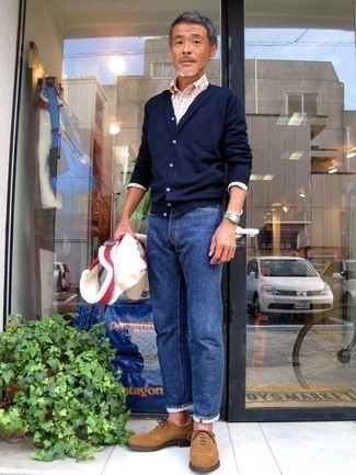 Come indossare e abbinare jeans blu per un uomo di 50 anni: Scegli un cardigan blu scuro e jeans blu per affrontare con facilità la tua giornata. Sfodera il gusto per le calzature di lusso e prova con un paio di scarpe brogue in pelle scamosciata marrone chiaro.