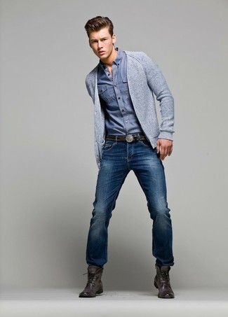 Look alla moda per uomo: Cardigan grigio, Camicia a maniche lunghe in chambray blu, Jeans blu, Stivali casual in pelle marrone scuro