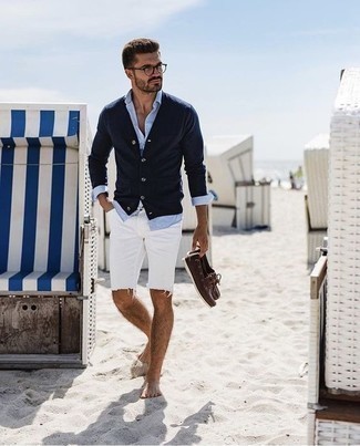 Come indossare e abbinare un cardigan blu in modo smart-casual: Indossa un cardigan blu e pantaloncini di jeans bianchi per un look semplice, da indossare ogni giorno. Scarpe da barca in pelle marrone scuro sono una gradevolissima scelta per completare il look.