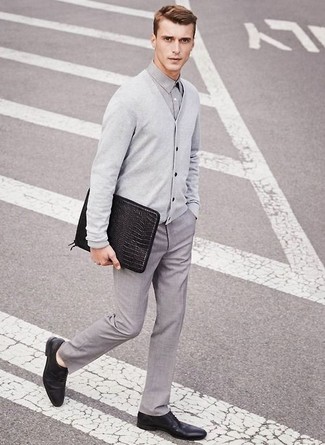 Quale scarpe oxford indossare con un cardigan grigio per un uomo di 30 anni in modo formale: Coniuga un cardigan grigio con pantaloni eleganti grigi come un vero gentiluomo. Un bel paio di scarpe oxford è un modo semplice di impreziosire il tuo look.
