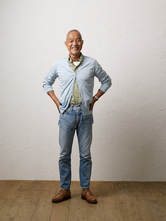 Come indossare e abbinare jeans con scarpe derby per un uomo di 50 anni: Abbina un cardigan azzurro con jeans per un look spensierato e alla moda. Scegli uno stile classico per le calzature e scegli un paio di scarpe derby.