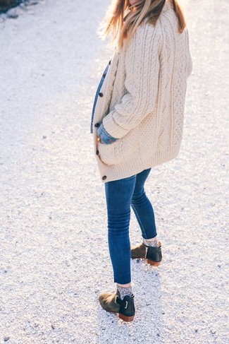 Quale cardigan indossare con stivaletti neri per una donna di 30 anni in modo smart-casual: Abbina un cardigan con jeans aderenti blu per un outfit comodo ma studiato con cura. Stivaletti neri sono una gradevolissima scelta per completare il look.