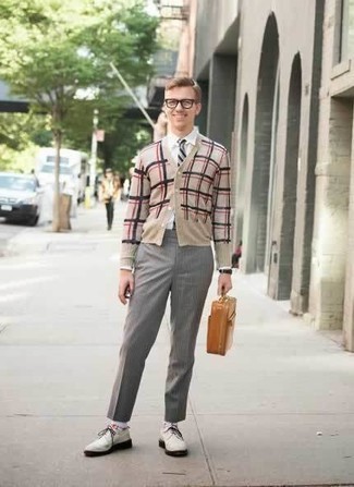 Look alla moda per uomo: Cardigan marrone chiaro, Camicia elegante bianca, Chino a righe verticali grigi, Scarpe derby in pelle bianche