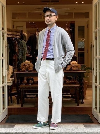 Look alla moda per uomo: Cardigan grigio, Camicia elegante a righe verticali azzurra, Chino bianchi, Scarpe da barca di tela multicolori