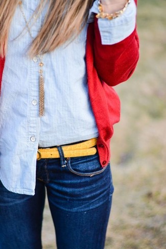 Come indossare e abbinare una cintura gialla: Abbina un cardigan rosso con una cintura gialla per un fantastico look da sfoggiare nel weekend.