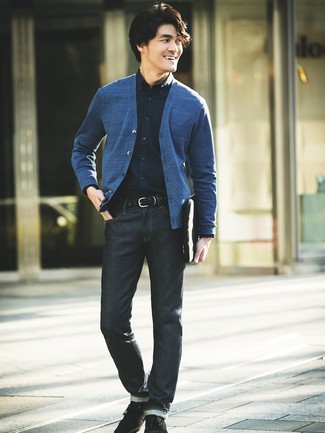Come indossare e abbinare jeans con chukka in modo smart-casual: Vestiti con un cardigan blu e jeans per un look semplice, da indossare ogni giorno. Chukka sono una splendida scelta per completare il look.