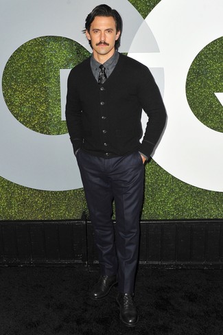 Look di Milo Ventimiglia: Cardigan nero, Camicia elegante grigio scuro, Pantaloni eleganti blu scuro, Scarpe derby in pelle nere
