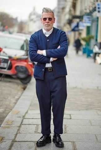 Come indossare e abbinare chukka con una camicia elegante per un uomo di 50 anni: Combina un cardigan blu scuro con pantaloni eleganti blu scuro per un look elegante e di classe. Calza un paio di chukka in pelle nere per un tocco più rilassato.
