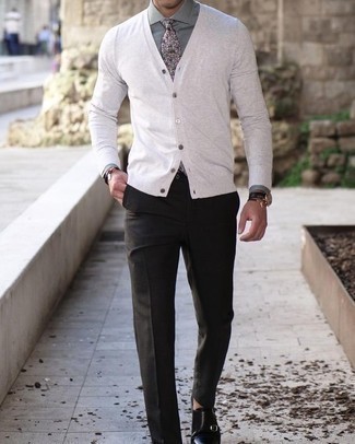 Come indossare e abbinare un cardigan bianco in modo formale: Indossa un cardigan bianco e pantaloni eleganti grigio scuro per essere sofisticato e di classe. Scarpe double monk in pelle nere sono una valida scelta per completare il look.