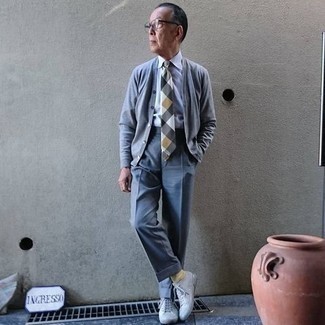 Quale pantaloni eleganti indossare con un cardigan grigio per un uomo di 60 anni: Abbina un cardigan grigio con pantaloni eleganti per essere sofisticato e di classe. Se non vuoi essere troppo formale, scegli un paio di sneakers basse di tela grigie.