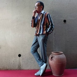 Moda uomo anni 60 in modo smart-casual: Scegli un cardigan multicolore e pantaloni eleganti grigi per un look elegante e alla moda. Se non vuoi essere troppo formale, scegli un paio di sneakers basse di tela bianche come calzature.