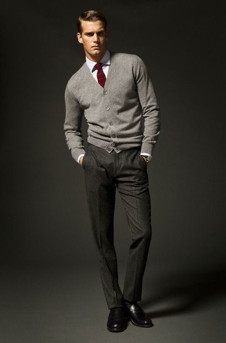 Come indossare e abbinare una cravatta bordeaux per un uomo di 30 anni in modo smart-casual: Metti un cardigan grigio e una cravatta bordeaux come un vero gentiluomo. Mocassini eleganti in pelle neri sono una buona scelta per completare il look.