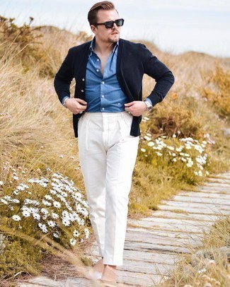 Quale mocassini eleganti indossare con pantaloni eleganti bianchi: Scegli un cardigan blu scuro e pantaloni eleganti bianchi per un look elegante e di classe. Mocassini eleganti sono una splendida scelta per completare il look.