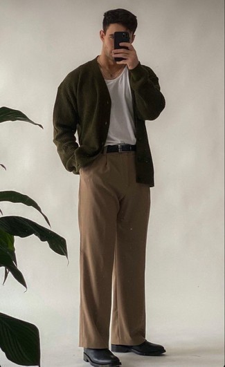 Look alla moda per uomo: Cardigan lavorato a maglia verde oliva, Canotta bianca, Chino marroni, Stivali chelsea in pelle neri