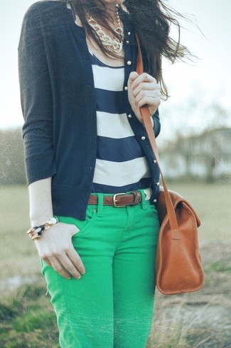Come indossare e abbinare jeans aderenti verde menta in modo smart-casual: Abbina un cardigan nero con jeans aderenti verde menta per essere trendy e seducente.