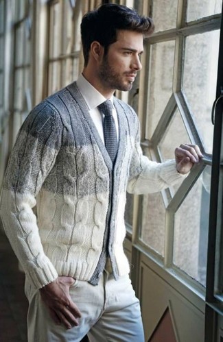 Come indossare e abbinare una cravatta lavorata a maglia grigia in modo smart-casual: Opta per un cardigan con collo a scialle beige e una cravatta lavorata a maglia grigia per un look elegante e alla moda.