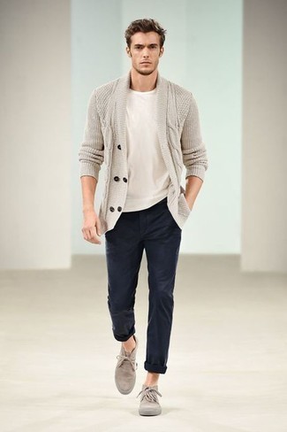 Look alla moda per uomo: Cardigan con collo a scialle beige, T-shirt girocollo bianca, Chino blu scuro, Chukka in pelle scamosciata beige