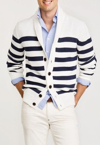 Look alla moda per uomo: Cardigan con collo a scialle a righe orizzontali bianco e blu scuro, Camicia a maniche lunghe azzurra, Jeans bianchi, Cintura in pelle marrone