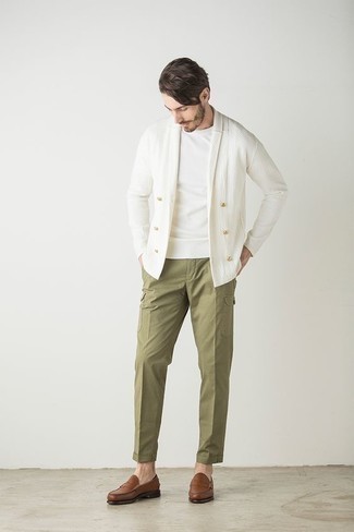 Look alla moda per uomo: Cardigan con collo a scialle bianco, T-shirt girocollo bianca, Pantaloni cargo verde oliva, Mocassini eleganti in pelle marroni