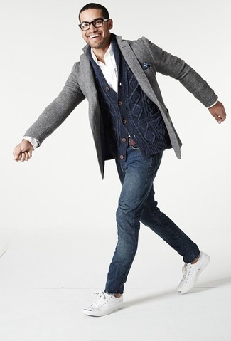 Look alla moda per uomo: Cardigan con collo a scialle blu scuro, Blazer di lana grigio, Camicia a maniche lunghe bianca, Jeans blu scuro