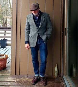 Come indossare e abbinare un blazer grigio con jeans blu per un uomo di 50 anni: Potresti abbinare un blazer grigio con jeans blu per un fantastico look da sfoggiare nel weekend. Stivali casual in pelle bordeaux sono una valida scelta per completare il look.