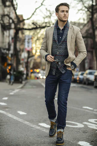 Come indossare e abbinare un blazer di lana beige quando fa freddo: Indossa un blazer di lana beige e jeans aderenti blu scuro per un look raffinato per il tempo libero. Opta per un paio di stivali da lavoro in pelle neri per un tocco più rilassato.