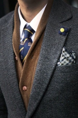 Come indossare e abbinare un cardigan marrone: Metti un cardigan marrone e un blazer grigio scuro per essere elegante ma non troppo formale.