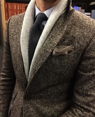 Come indossare e abbinare una cravatta di lana grigio scuro: Opta per un cardigan con collo a scialle beige e una cravatta di lana grigio scuro per essere sofisticato e di classe.