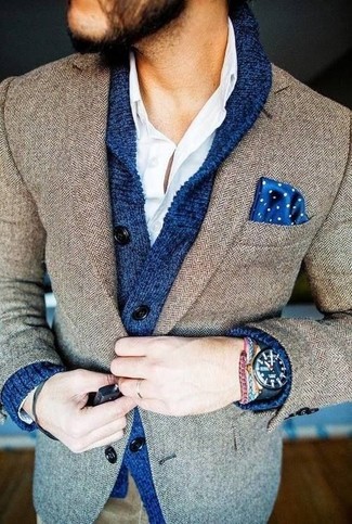Come indossare e abbinare un fazzoletto da taschino blu scuro e bianco per un uomo di 30 anni quando fa caldo in modo smart-casual: Per un outfit della massima comodità, abbina un cardigan con collo a scialle blu con un fazzoletto da taschino blu scuro e bianco.