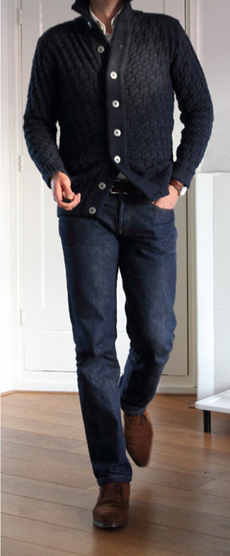Quale jeans indossare con un cardigan blu scuro: Potresti abbinare un cardigan blu scuro con jeans per un look spensierato e alla moda. Chukka in pelle scamosciata marrone scuro sono una validissima scelta per completare il look.
