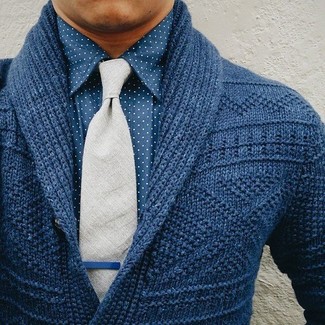 Come indossare e abbinare una camicia elegante a pois in modo smart-casual: Prova a combinare una camicia elegante a pois con un cardigan con collo a scialle blu scuro, perfetto per il lavoro.