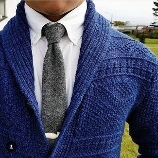 Come indossare e abbinare una cravatta grigia in primavera 2025: Potresti indossare un cardigan con collo a scialle blu scuro e una cravatta grigia come un vero gentiluomo. Questo è il look eccellente per questa primavera.