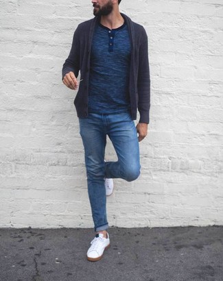 Come indossare e abbinare sneakers basse con un cardigan: Opta per un cardigan e jeans blu per un fantastico look da sfoggiare nel weekend. Abbina questi abiti a un paio di sneakers basse.
